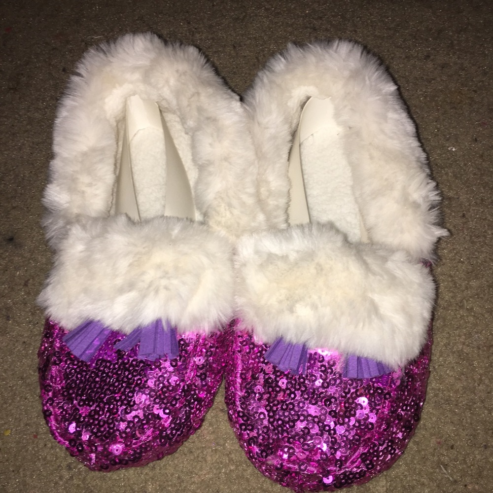 Pink and purple sequins slippers.